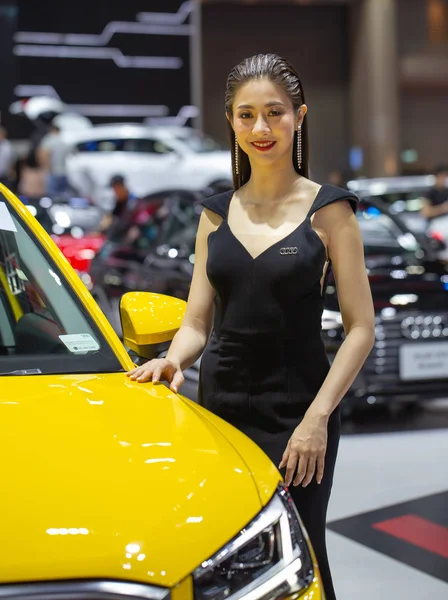 Ismeretlen női műsorvezető az Audi standján — Stock Fotó
