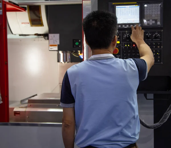 Trabajador operar máquina CNC — Foto de Stock