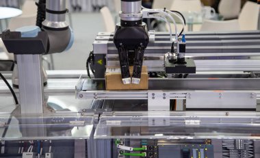 Fabrikada robot kol yüklemesi