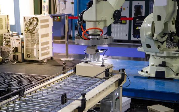 Carga de brazo de robot en fábrica — Foto de Stock