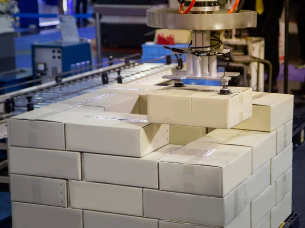 Carico braccio robot in fabbrica — Foto Stock
