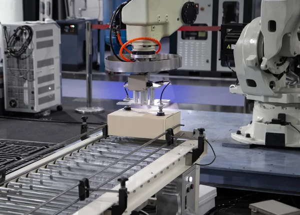 Roboterarmbeladung in der Fabrik — Stockfoto