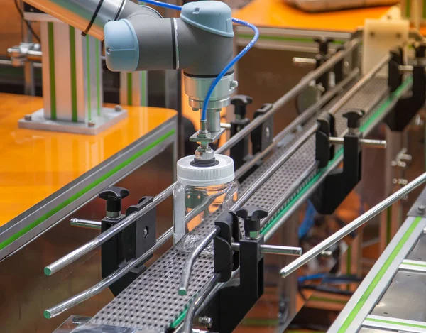 Robot levantando tarro de comida para escanear — Foto de Stock