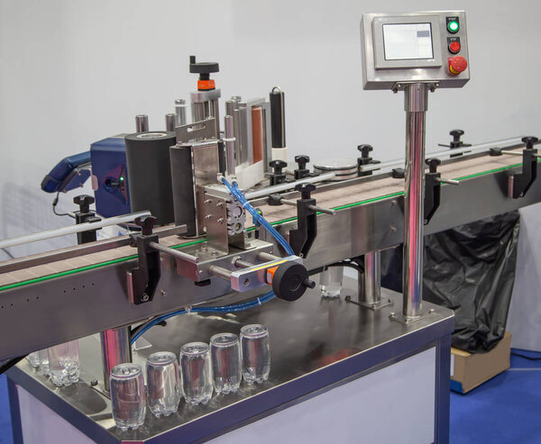 Vertical round bottle labeling machine