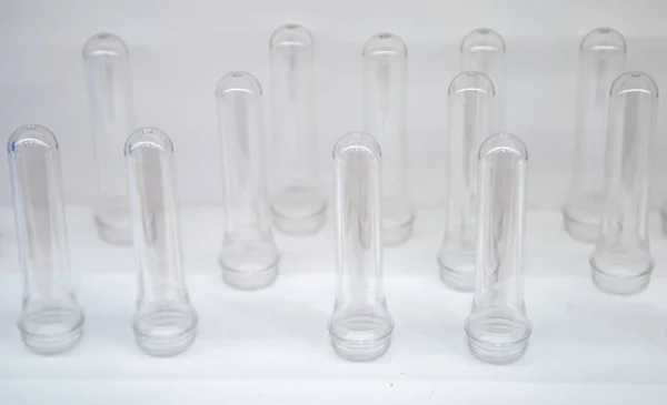 Materie prime Bottiglia di plastica soffiatrice — Foto Stock