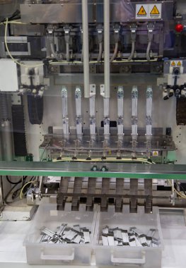 Dikey sızdırmazlık ve paketleme makinesi