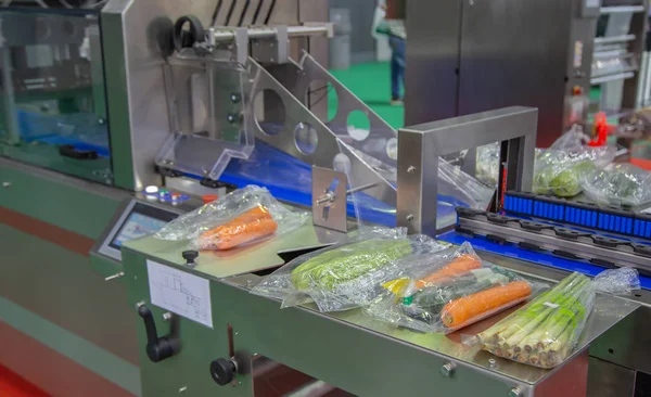 Vegetable flow wrapping machine — Stock Photo, Image