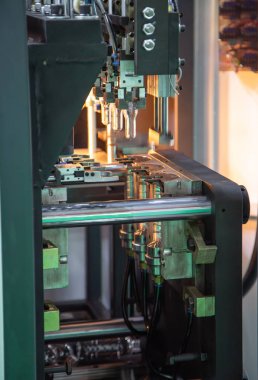 Plastik şişe şişirme makinesi