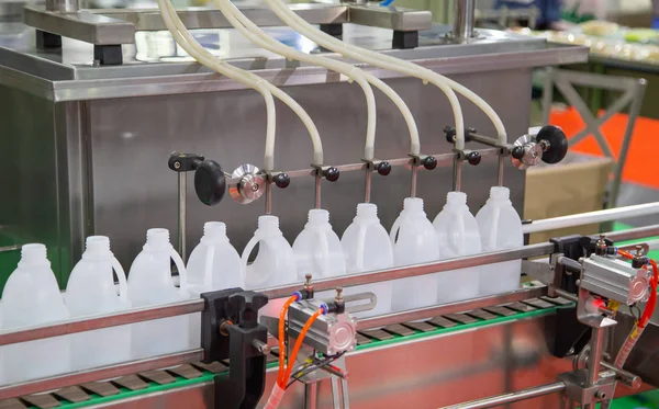 Maszyna do napełniania butelek z ciekłym plastikiem — Zdjęcie stockowe
