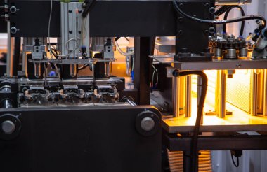 Plastik şişe şişirme makinesi