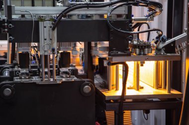 Plastik şişe şişirme makinesi