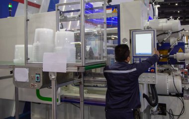 işçi işletim plastik enjeksiyon kalıplama makinesi