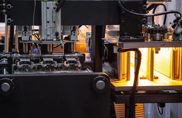 Plastik şişe şişirme makinesi