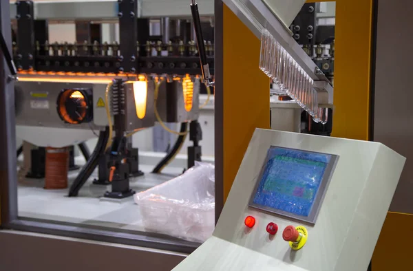 Üfleme makinesinde plastik şişe hammadde