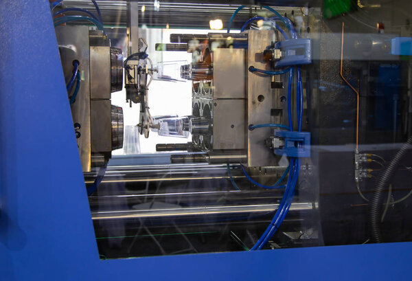 Plastic injection molding press machine