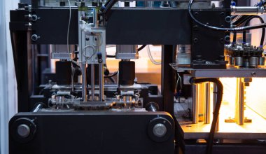 Plastik şişe şişirme makinesi