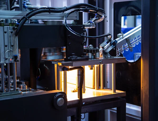 Materia prima de la botella plástica en la máquina que sopla —  Fotos de Stock