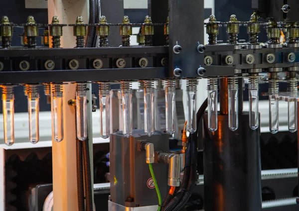 Grondstof van plastic fles op blaasmachine — Stockfoto