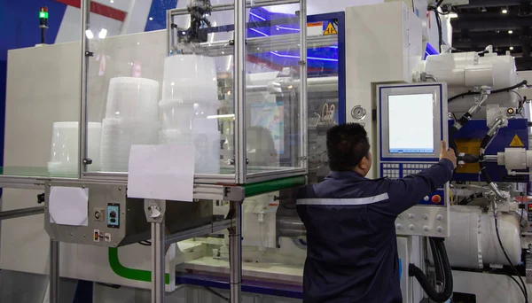 işçi işletim plastik enjeksiyon kalıplama makinesi