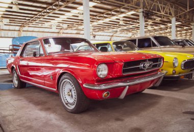 Eski model araba Ford Mustang