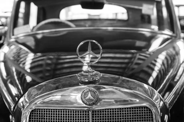 Mercedes Benz 300b odznak — Stock fotografie