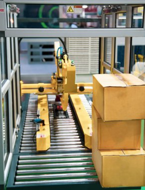 Otomatik karton, karton bant kaplama makinesi. Endüstriyel lojistik deposu