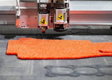 CNC lazer kesme makinesi araba paspası ve motor contası kesiyor. Endüstriyel üretim