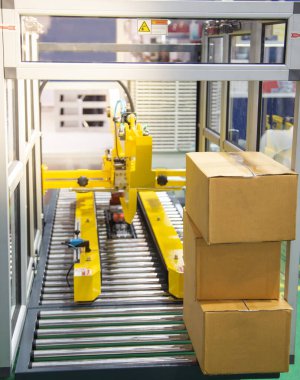 Otomatik karton, karton bant kaplama makinesi. Endüstriyel lojistik deposu