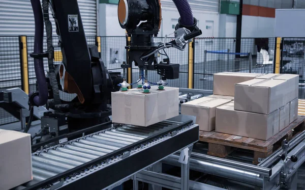 Robot Industriel Bras Chargement Carton Sur Convoyeur Dans Ligne Production — Photo