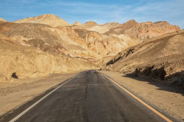 Ölüm vadisi milli parkı Abd'de sanatçının paleti
