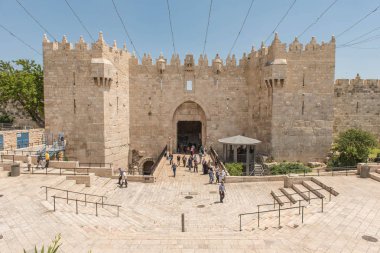 Jerusalem, İsrail - 15 Mayıs 2018: Turistler ve yerel halkın Damascus gate, Kudüs'ün eski şehri ve ana giriş üzerinden geçti