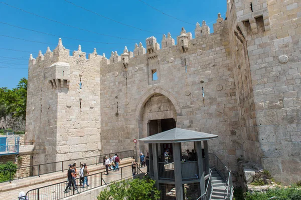 以色列耶路撒冷 2018年5月15日 游客和当地人穿过大马士革门 这是耶路撒冷老城的主要入口之一 — 图库照片
