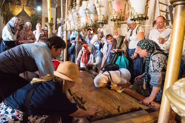 エルサレム イスラエル 2018 巡礼者はイエスの遺体が十字架の後 置かれた場所塗油の石を崇拝します 聖墳墓教会 — ストック写真