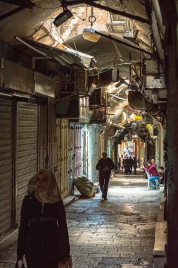Jerusalem, İsrail - 15 Mayıs 2018: Jerusalem geleneksel çarşı alışveriş Müslüman üç aylık dönem Kudüs'ün Filistin Halk 