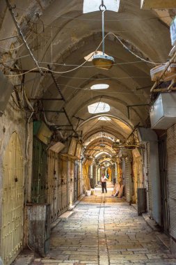 Jerusalem, İsrail - 15 Mayıs 2018: Jerusalem geleneksel çarşı alışveriş Müslüman üç aylık dönem Kudüs'ün Filistin Halk 