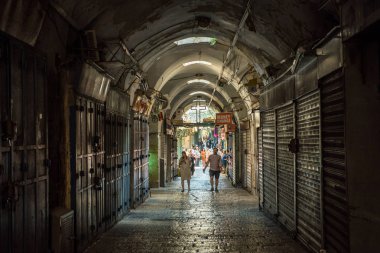 Jerusalem, İsrail - 15 Mayıs 2018: Jerusalem geleneksel çarşı alışveriş Müslüman üç aylık dönem Kudüs'ün Filistin Halk 