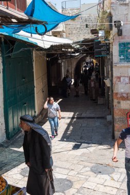 Jerusalem, İsrail - 15 Mayıs 2018: Jerusalem geleneksel çarşı alışveriş Müslüman üç aylık dönem Kudüs'ün Filistin Halk 