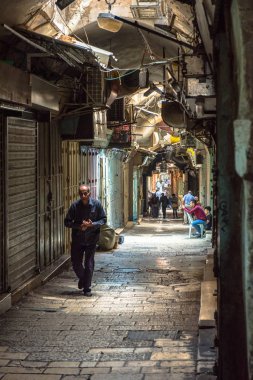 Jerusalem, İsrail - 15 Mayıs 2018: Jerusalem geleneksel çarşı alışveriş Müslüman üç aylık dönem Kudüs'ün Filistin Halk 