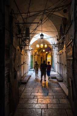 Jerusalem, İsrail - 15 Mayıs 2018: Jerusalem geleneksel çarşı alışveriş Müslüman üç aylık dönem Kudüs'ün Filistin Halk 