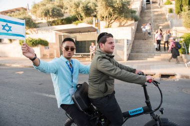 Jerusalem, İsrail - 15 Mayıs 2018: Kalabalık, Milletler yürüyüş sırasında Kudüs'ün sokaklarda yürüyen insanlar, bir gün sonra bize onun Büyükelçiliği Kudüs'te açar Hıristiyan