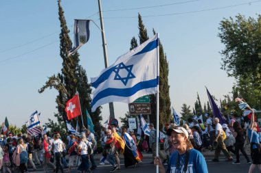 Jerusalem, İsrail - 15 Mayıs 2018: Kalabalık, Milletler yürüyüş sırasında Kudüs'ün sokaklarda yürüyen insanlar, bir gün sonra bize onun Büyükelçiliği Kudüs'te açar Hıristiyan