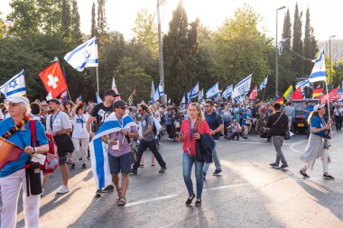 Jerusalem, İsrail - 15 Mayıs 2018: Kalabalık, Milletler yürüyüş sırasında Kudüs'ün sokaklarda yürüyen insanlar, bir gün sonra bize onun Büyükelçiliği Kudüs'te açar Hıristiyan