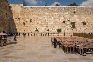 Jerusalem, İsrail - 15 Mayıs 2018: Yahudi halkı ve turistlerin Batı veya ağlama duvarı, Musevi din için en kutsal yer, dua