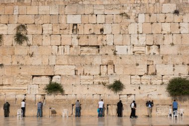 Jerusalem, İsrail - 15 Mayıs 2018: Yahudi halkı ve turistlerin Batı veya ağlama duvarı, Musevi din için en kutsal yer, dua