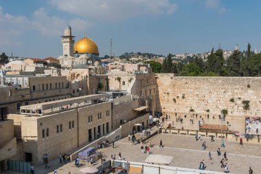 Jerusalem, İsrail - 15 Mayıs 2018: Yahudiler ve Western Wall ziyaret turistler. Rock ve Temple Mount kubbe içinde belgili tanımlık geçmiş
