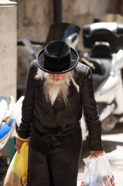 Jerusalem, İsrail - Mayıs, 16, 2018: Ultra Ortodoks Haredi onların günlük yaşam Jerusalim Mea Shearim mahallede sokaklarında yaşayan Yahudilerin