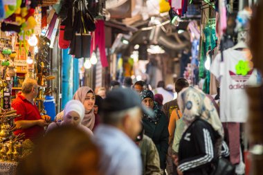 Jerusalem, İsrail - 16 Mayıs 2018: Jerusalem geleneksel çarşı alışveriş Müslüman üç aylık dönem Kudüs'ün Filistin Halk 