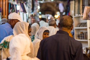 Jerusalem, İsrail - 16 Mayıs 2018: Jerusalem geleneksel çarşı alışveriş Müslüman üç aylık dönem Kudüs'ün Filistin Halk 
