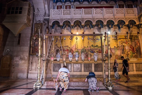 Jerusalén Israel Mayo 2018 Peregrinos Adorando Piedra Unción Lugar Donde —  Fotos de Stock