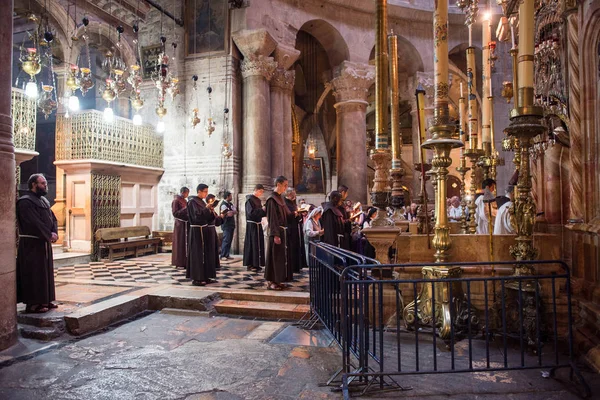 Jerusalem Israel Maj 2018 Franciskanska Munkar Framsidan Jesus Grav Kyrkan — Stockfoto